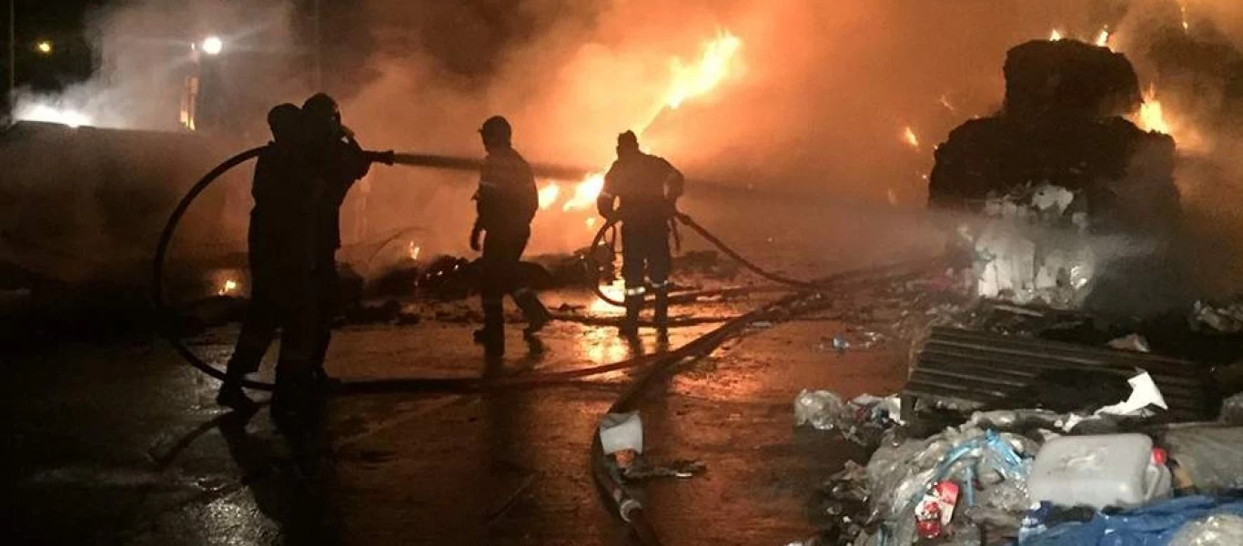 Μενίδι: Ξέσπασε φωτιά σε υπαίθριο χώρο